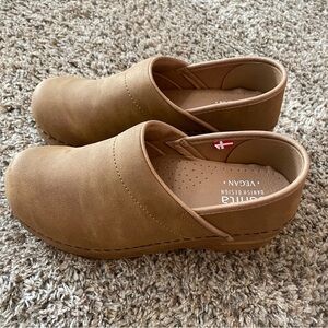 Dansko Sanita vegan brown, leather clogs, shoes. 36 EU / 5.5  6 US